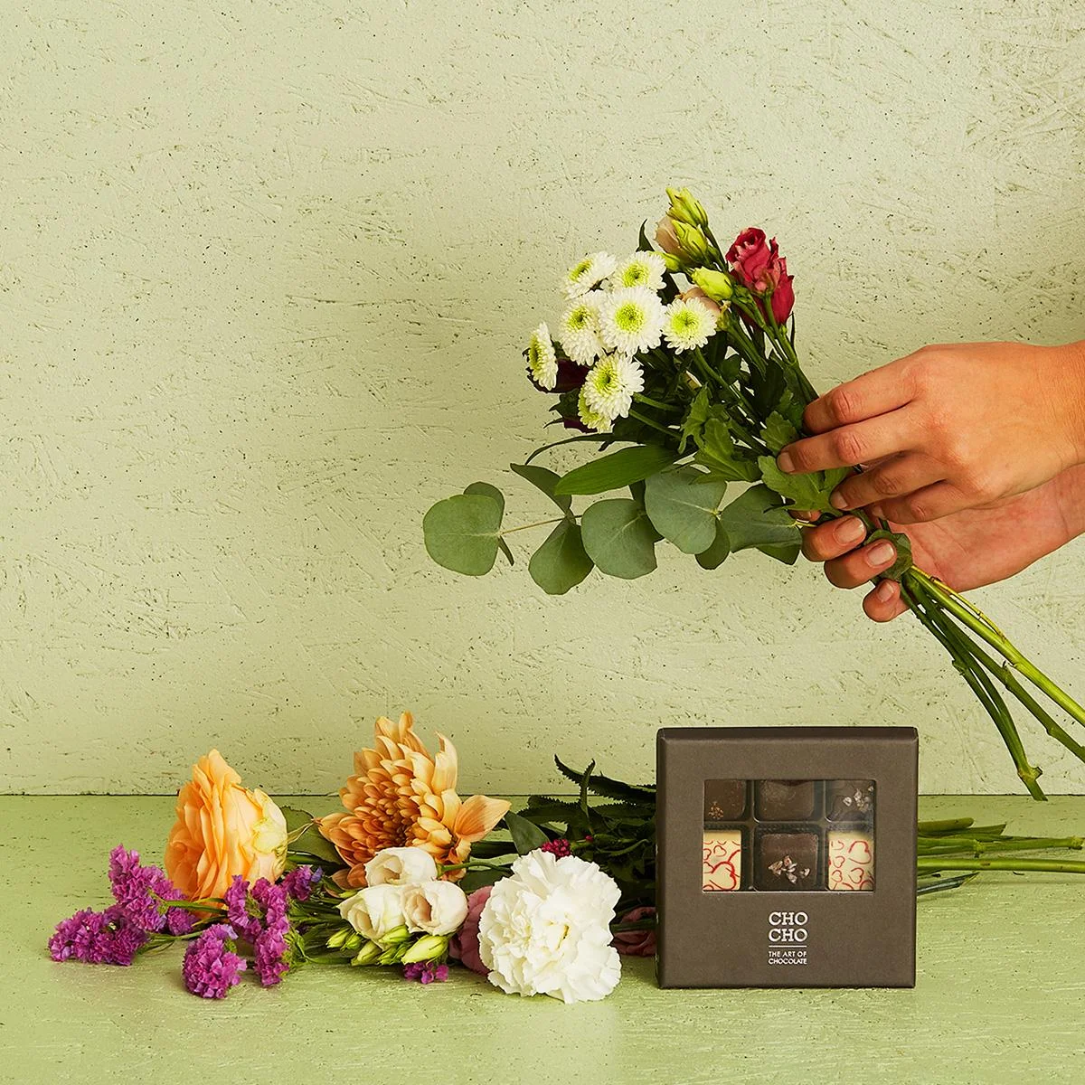 Floristens kreative buket (lav) med CHO CHO 9 stk.